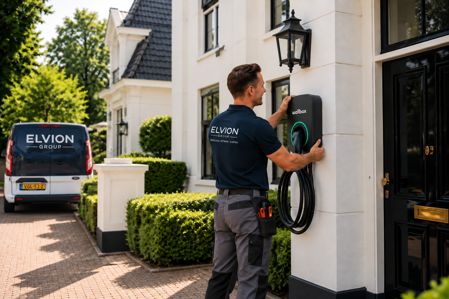 Monteur van Elvion Group Nederland geeft persoonlijk advies