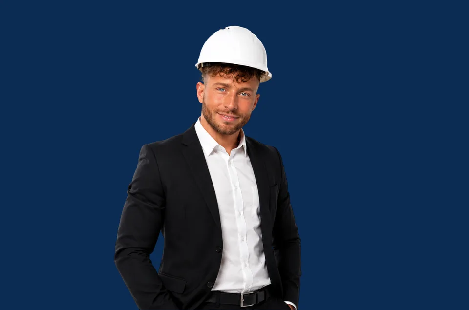 Monteur ELVION GROUP met veiligheidshelm